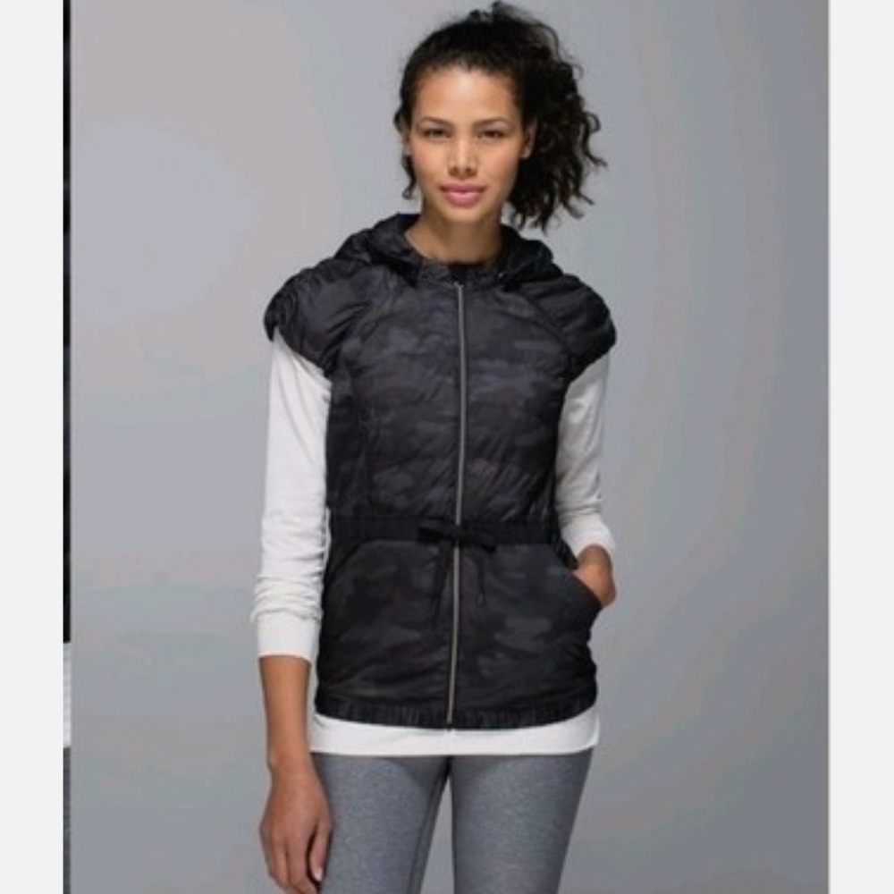 Lululemon Blk Spring Puff Down Hooded Zip Vest.